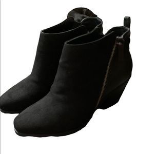 JustFab Women’s Side Zip Faux Leather Chelsea Boots